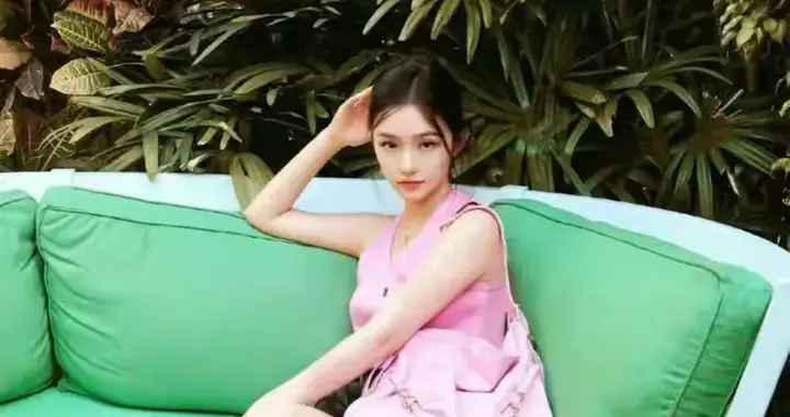 林允身穿粉色针织背心搭皮短裤粉色厚底拖鞋，简直少女心“爆棚”