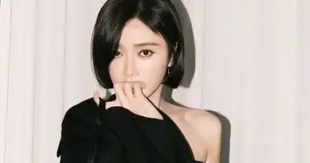 秦岚剪了波波头短发气质大变！抹胸裙+长筒靴，时髦高级又洋气