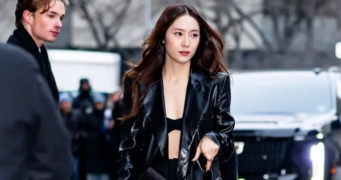 郑秀晶真是“越来越放得开”!皮衣直接搭内衣看秀，气场不输娜然