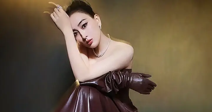 44岁马苏活动造型：盘发+皮质抹胸裙，皮肤紧致好减龄，身材也好