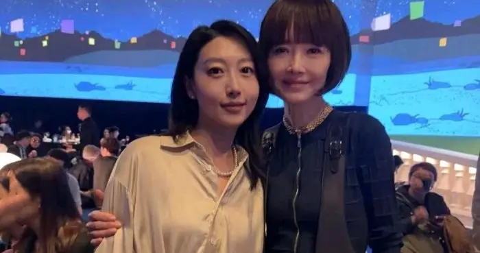 55岁鲁豫罕见露面，身体还是一如既往的瘦，说是瘦成麻杆也不夸张