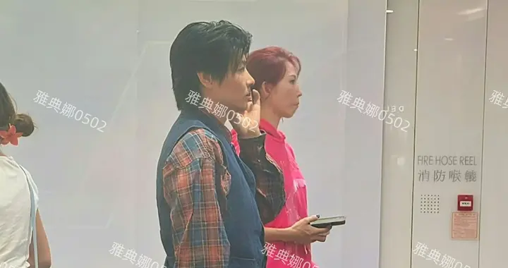 商场偶遇蔡少芬一家，大女儿不仅个子高背上的红色大提琴也很显眼