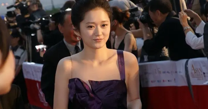 童年女神张娜拉罕见露面，44岁状态保持的不错，肉丝美腿很亮眼