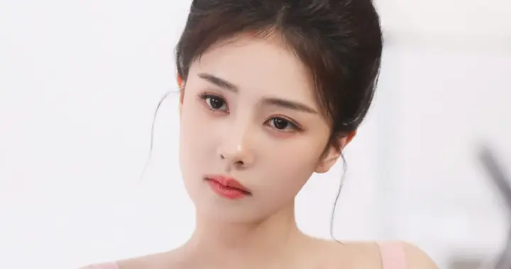 白鹿，红裙似火，明艳动人！