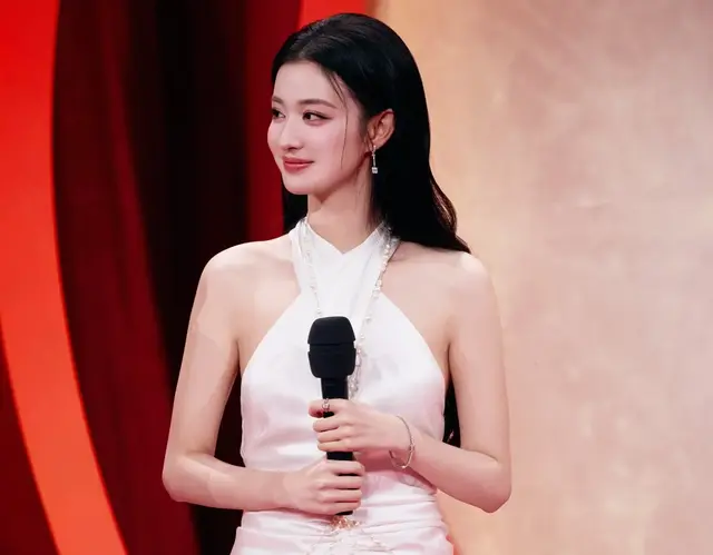 王楚然，正面全身照，身材和气质完全没有吐槽的点