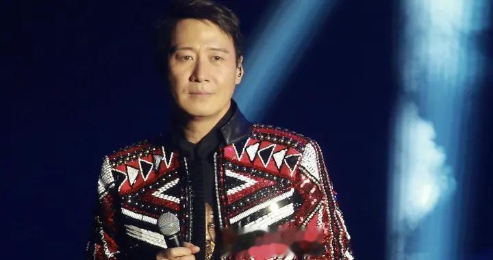 黎明7岁女儿罕见露脸，与母亲看黎明演唱会，长发高个眼睛像父亲