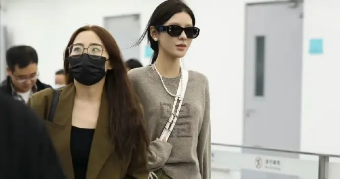 张予曦机场路透，这白丝私服绝了！辣感直接拉满。