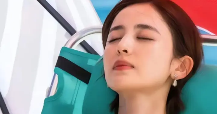 古力娜扎游泳装，比基尼，这才叫白！白得晃眼。