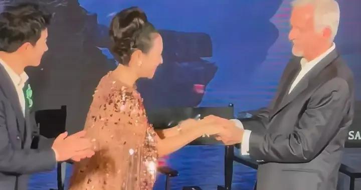 章子怡被吐槽拜高踩低！主动和卡梅隆热聊，对孙俪邓超略显冷淡