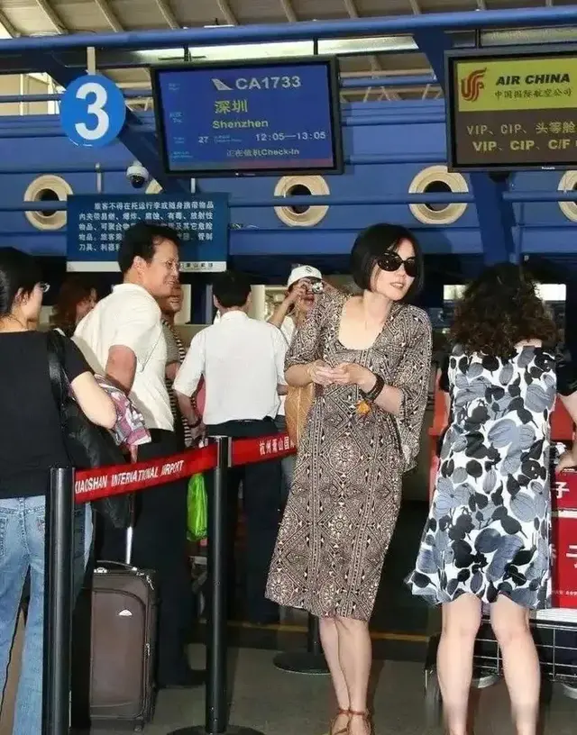 王菲走机场被拍，相貌并非出类拔萃穿普通裙，却惹来男士频频回头