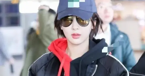 杨紫机场私服越来越时髦！穿黑色短羽绒服内搭拼色卫衣 减龄又高级