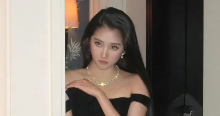 关晓彤美黑后，气场秒变黑天鹅…