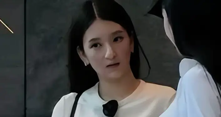 方媛孕晚期和闺蜜逛街！肚大如萝依旧很灵活，女明星帮提包排面足