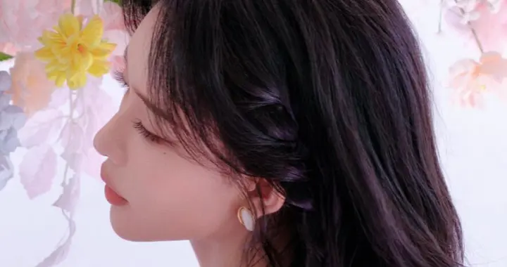 孟子义这组图好仙！粉花衬得气质更柔