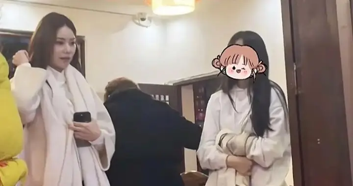 网友偶遇马筱梅带玥儿吃饭，母女同框好有爱，玥儿变得更自信