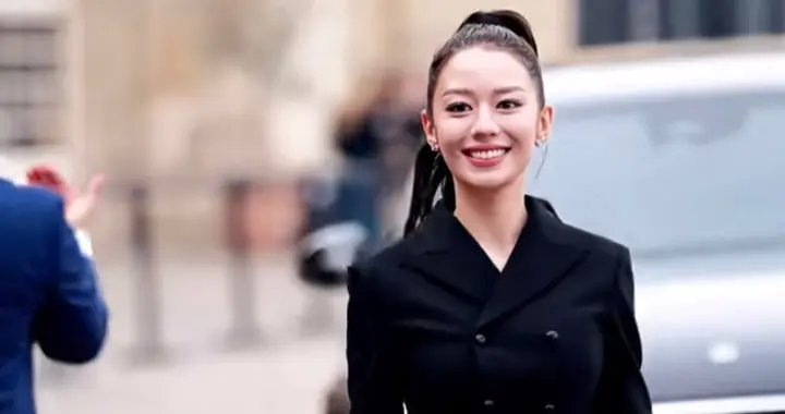 朗朗妻子吉娜走在巴黎街上，大长腿逆天，又瘦又美！