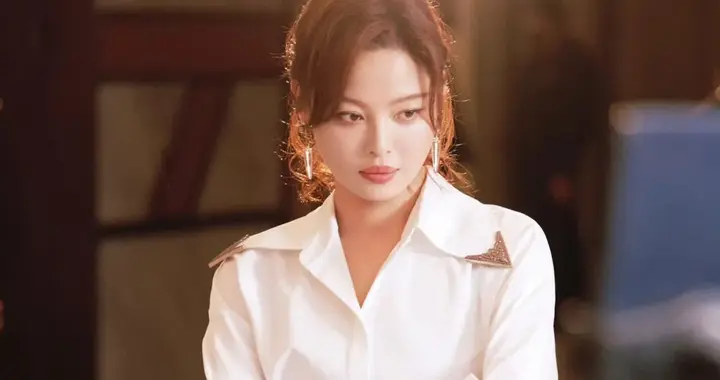 辛芷蕾的气质真是出挑！穿白衬衫+灰色开叉裙，简约又高级！