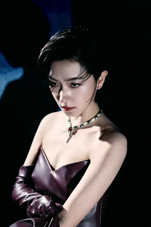 万茜抹胸皮裙 迷一样的穿搭