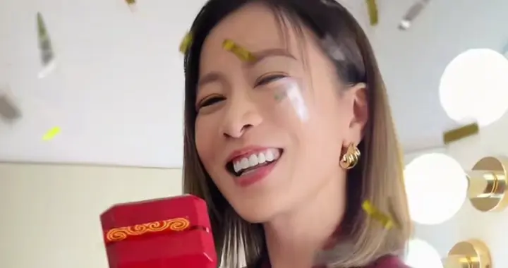 50岁佘诗曼庆新春穿搭：齐肩发+红西装外套，喜庆又干练，像30岁