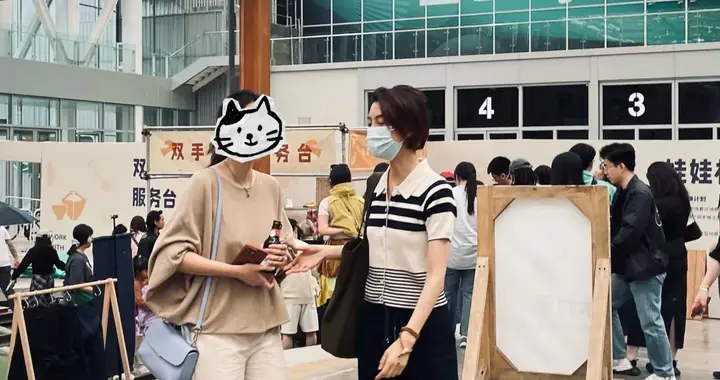 车晓市集被偶遇，面容变化太大了，难怪不拍戏了都快认不出来了