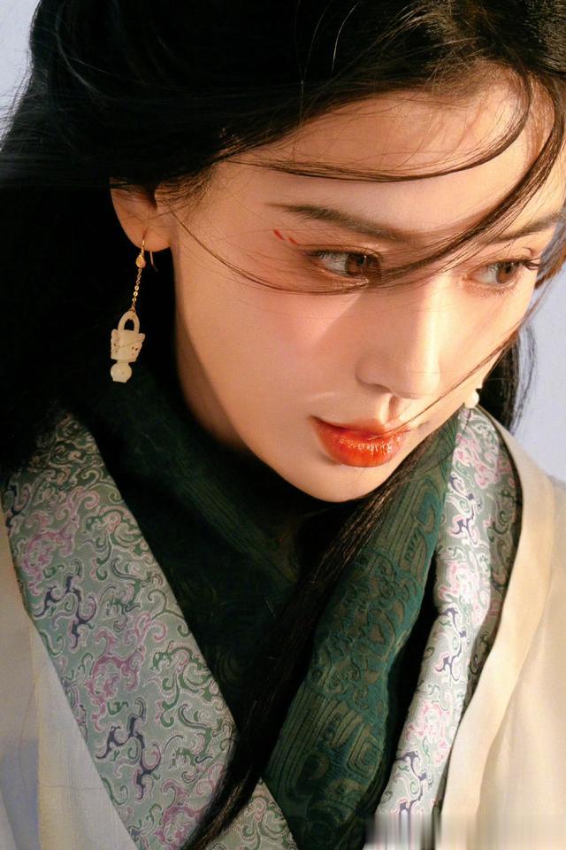 Angelababy 最新营业照，在美貌这块杨颖确实无敌