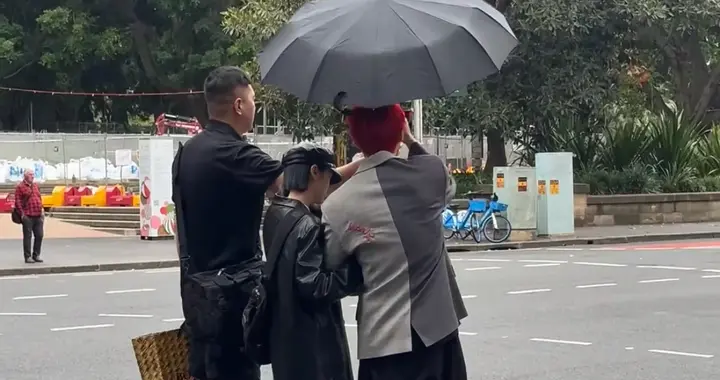 李荣浩夫妻现身国外街头，李荣浩贴心给老婆打伞，杨丞琳好小一只