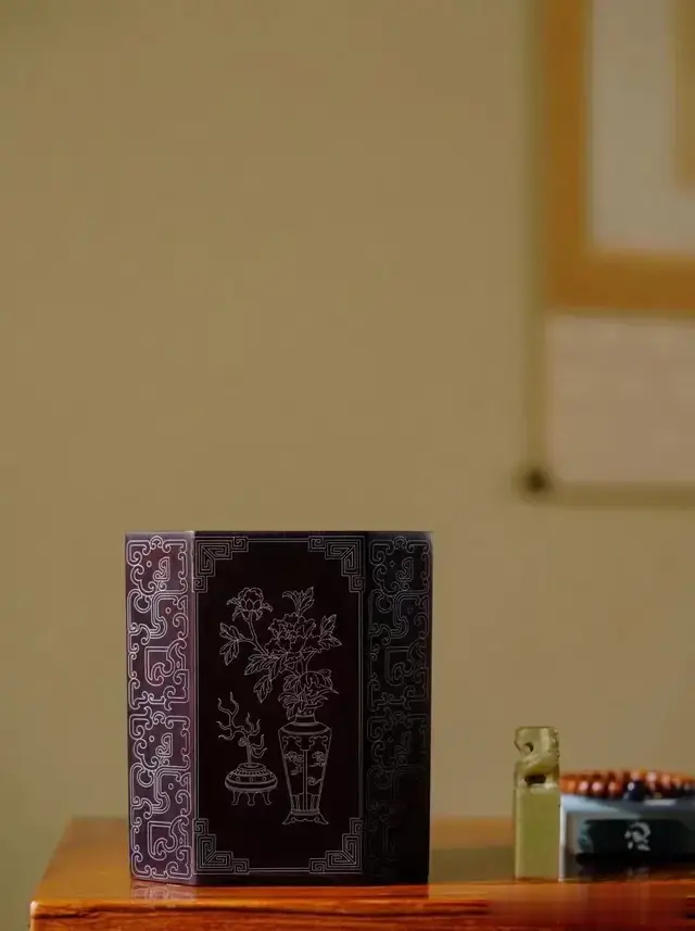 小叶紫檀嵌银丝 | 四季平安·笔筒