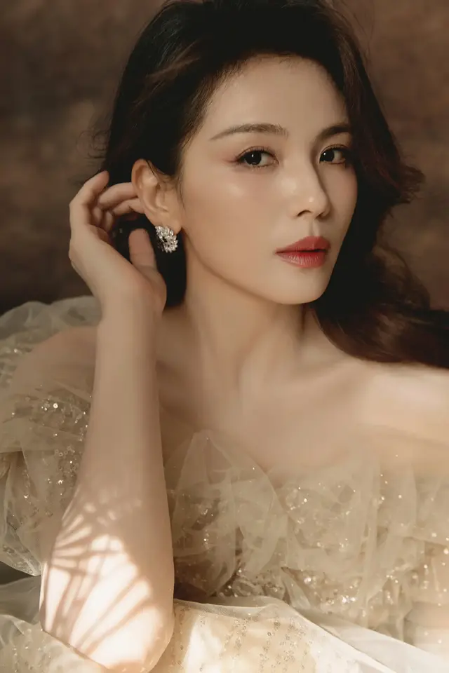 “姐姐这状态也太绝了吧！刘涛最新红裙造型曝光，举手投足间的美