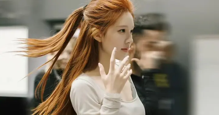 赵露思唱跳幕后神图 专注又美丽