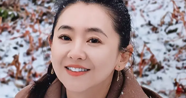 月亮姐姐咖色大衣配低马尾，京城玩雪笑容明媚，治愈感与美貌并存