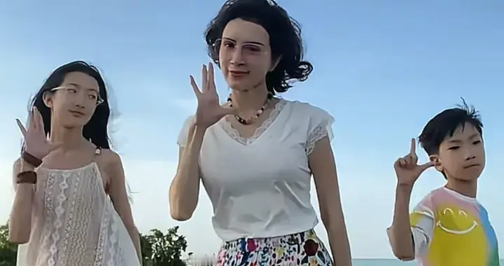 50岁金巧巧和儿女一起跳手势舞！她身材苗条，颜值太抗打了