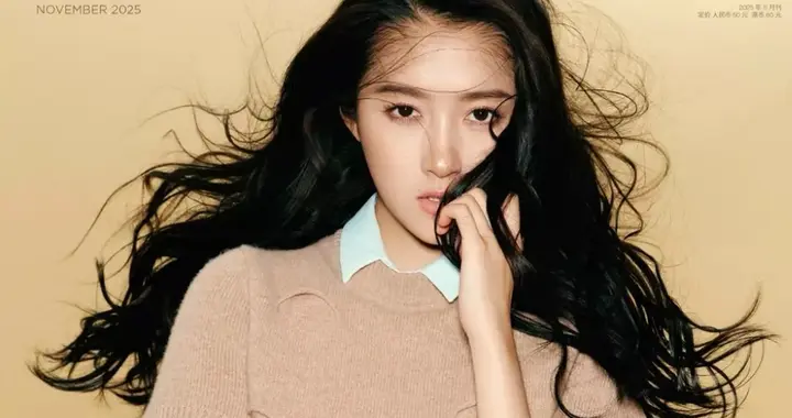关晓彤秋日复古大片：卷发轻扬藏慵懒风情