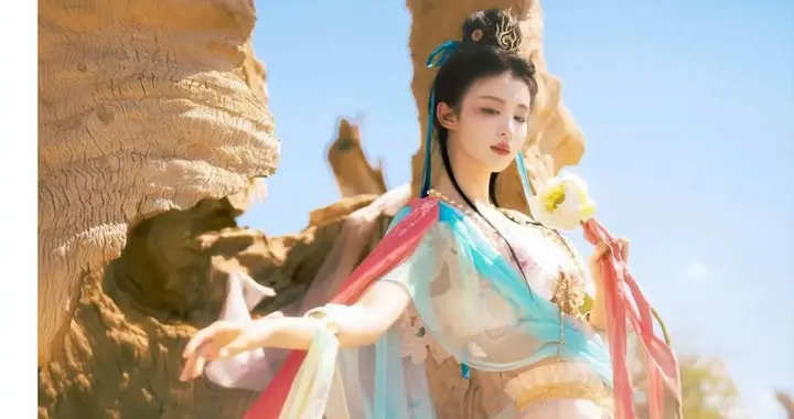 王楚然敦煌腰炸场！23秒即兴舞破1.7亿播放，网友：神级腰精