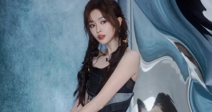 吴宣仪音乐节惊艳亮相，牛仔抹胸裙又酷又飒，宠粉饭撒引欢呼