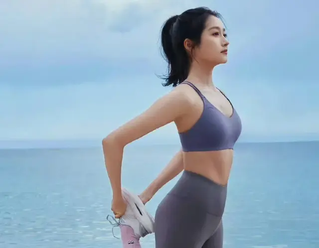 关晓彤穿瑜伽服，展现完美比例身材