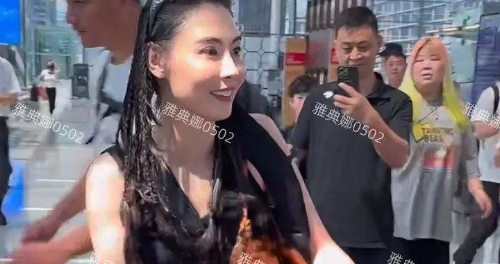 张柏芝现身机场，僵硬的苹果肌假白的烤瓷牙十分抢镜真人并不好看