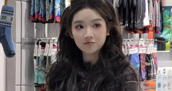 王玉雯北京出席线下活动，一袭浪漫波浪卷造型，这优雅范儿太绝了