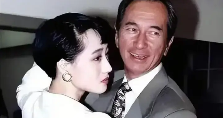 看了利智和何鸿燊合影，再看她和李连杰合影，生理性喜欢显而易见