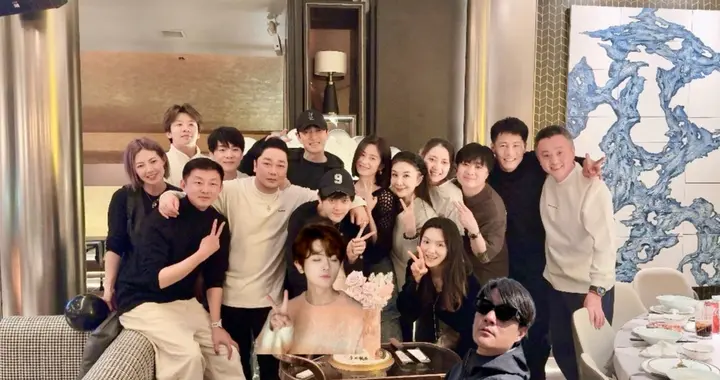 付辛博庆生颖儿同框，两口子脸小又显年轻，大合照刘端端也“在”