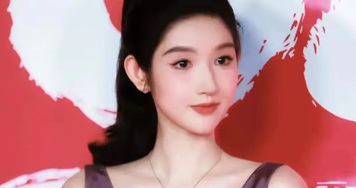 王玉雯亮相Dior活动，紫色深V吊带裙造型妩媚动人