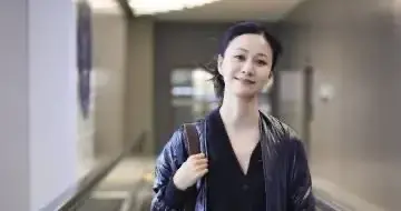 倪虹洁机场私服真会穿！长款外套+v领针织衫+牛仔裤，时髦又洋气