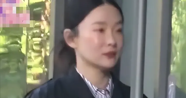 曝霍思燕被送医院就诊！手捂肚子面色痛苦，杜江在外吞云吐雾陪伴