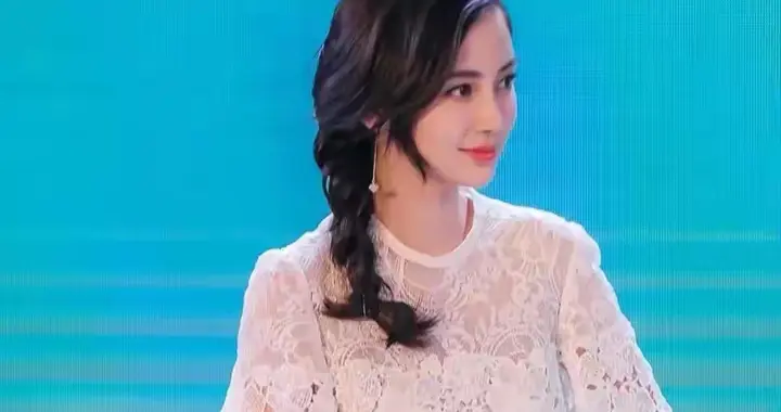 杨颖扎甜美麻花辫配白色蕾丝裙，尽显淑女甜美范儿