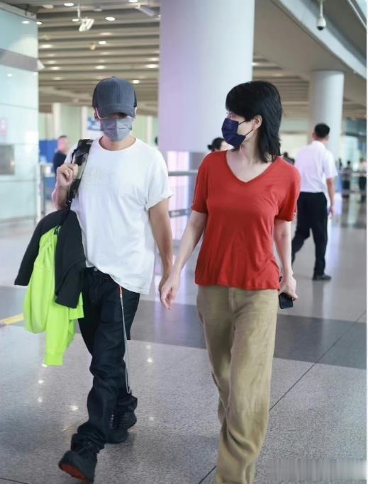 王菲谢霆锋机场秀恩爱，甜蜜瞬间惹人羡！