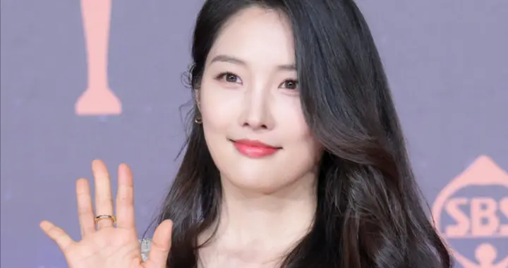 韩国女星片场拍戏，却被导演当众骂“丑八怪”，她的反应让人心酸