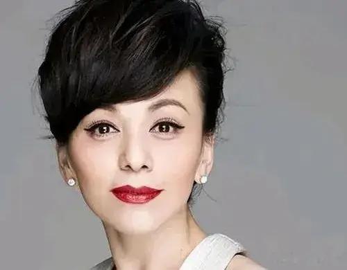 “雪姨”王琳穿短裙纷纱走秀冻龄状态引热议