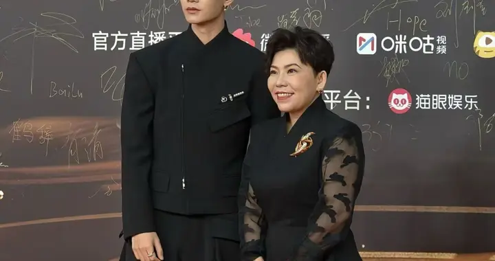 任嘉伦寸头珍珠耳环造型上大分，从邓亚萍看他的眼神就知道他多帅