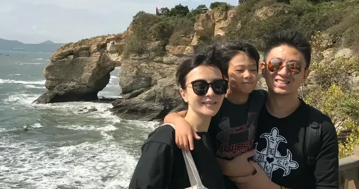 刘孜儿子生日晒全家福！在美国读书越长越像爸，和老公同框超甜