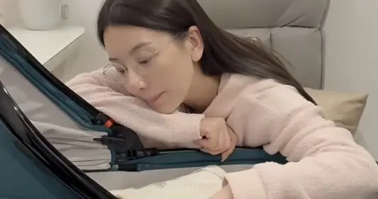 方媛趴婴儿车陪3胎女儿聊天，郭富城给老婆每餐5个菜，吃得真好！