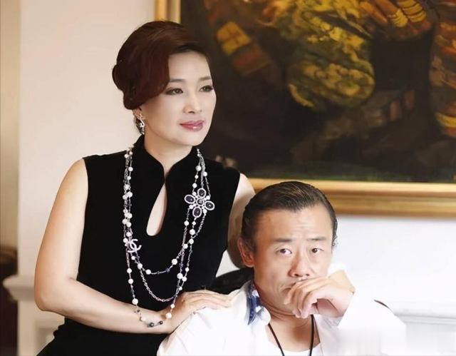 “消失”7年后的周立波，头发稀疏，和妻子在美国过得如何